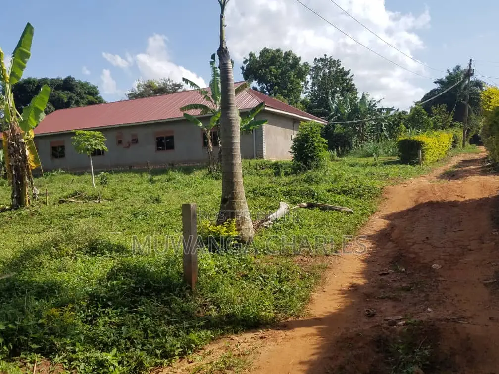 100by100ft Plot for Sale in Kira in Kira
