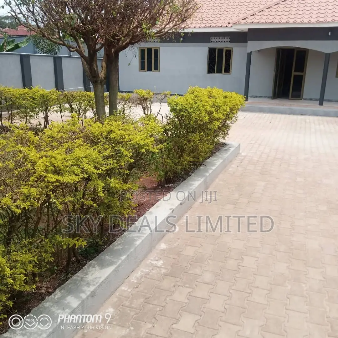 4bdrm Bungalow in Kisaasi, Nakawa for sale in Nakawa
