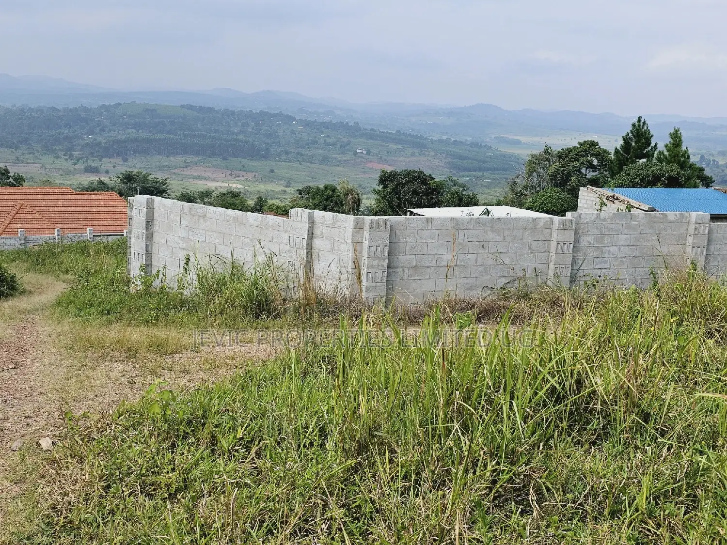 Am Selling This Land at - Wakiso Kakiri -Hoima Rd Urgently in Kakiri