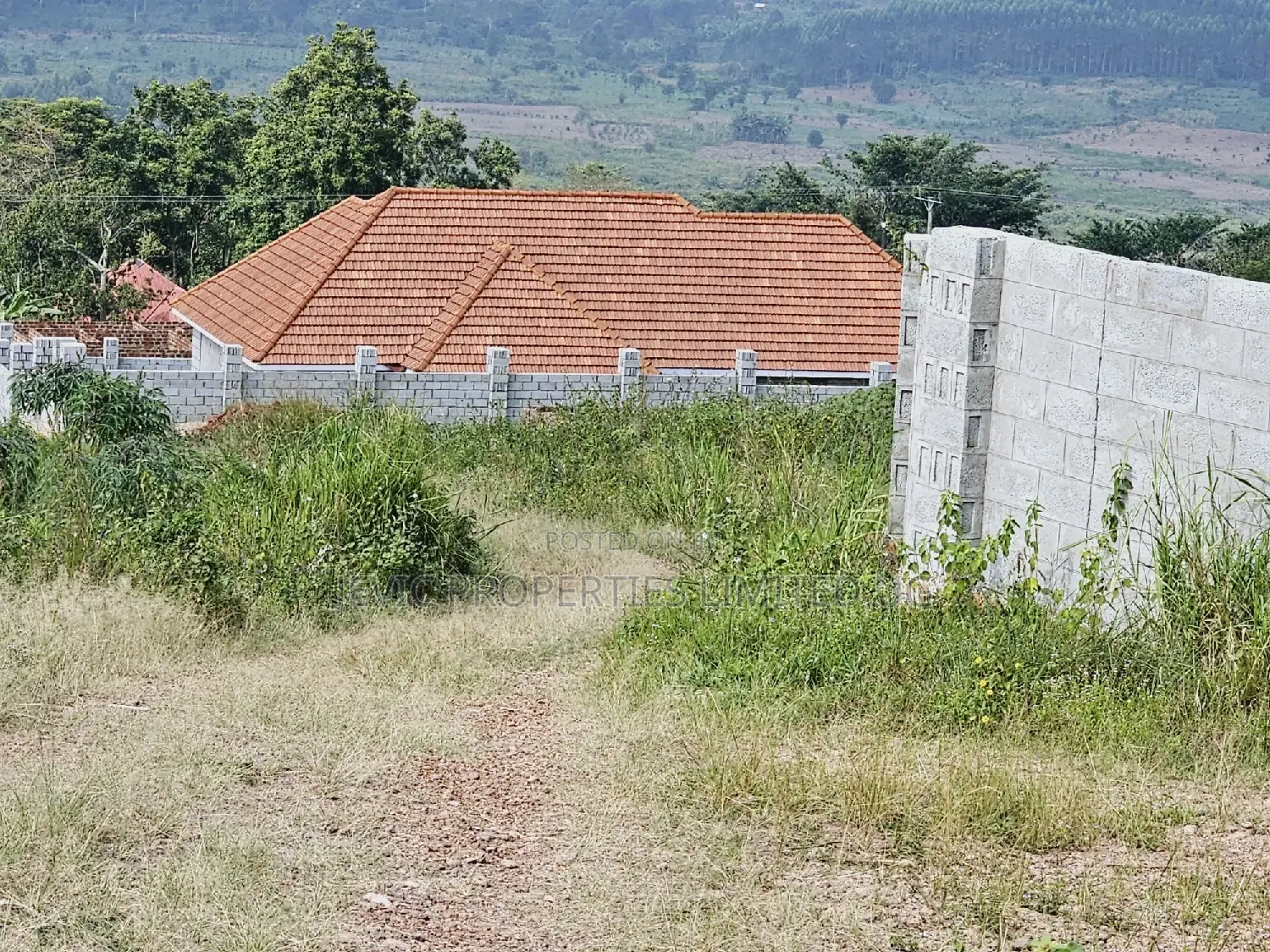Am Selling This Land at - Wakiso Kakiri -Hoima Rd Urgently in Kakiri