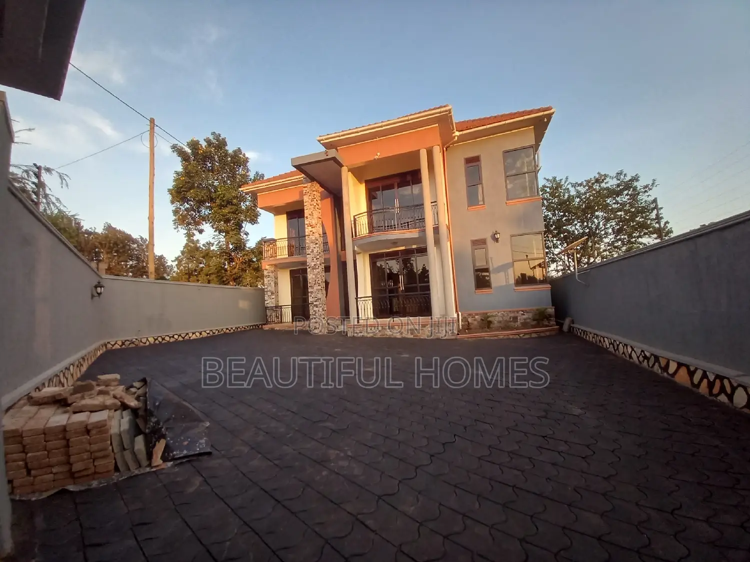 Furnished 5bdrm Duplex in Kira for sale in Kira