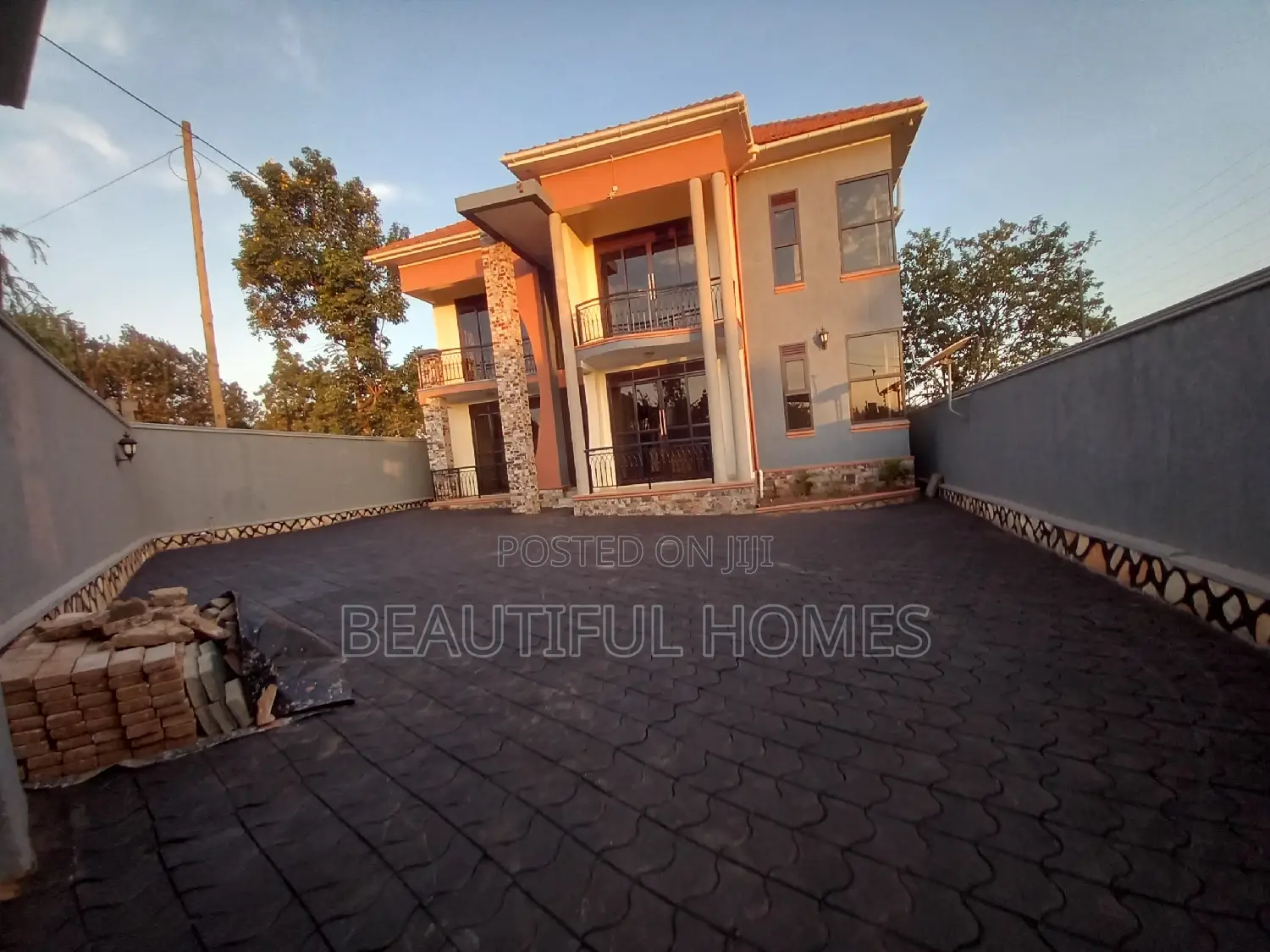 Furnished 5bdrm Duplex in Kira for sale in Kira