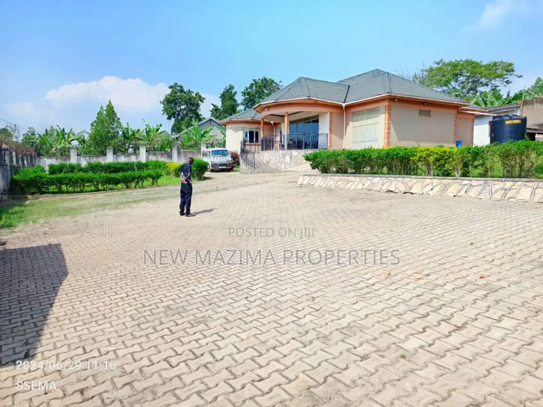 3bdrm Bungalow in Buloba Buyala, Division A for sale in Division A