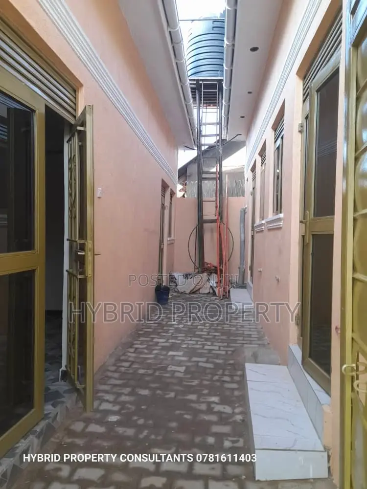 8bdrm Apartment in Kasubi Town Along, Rubaga for sale in Rubaga