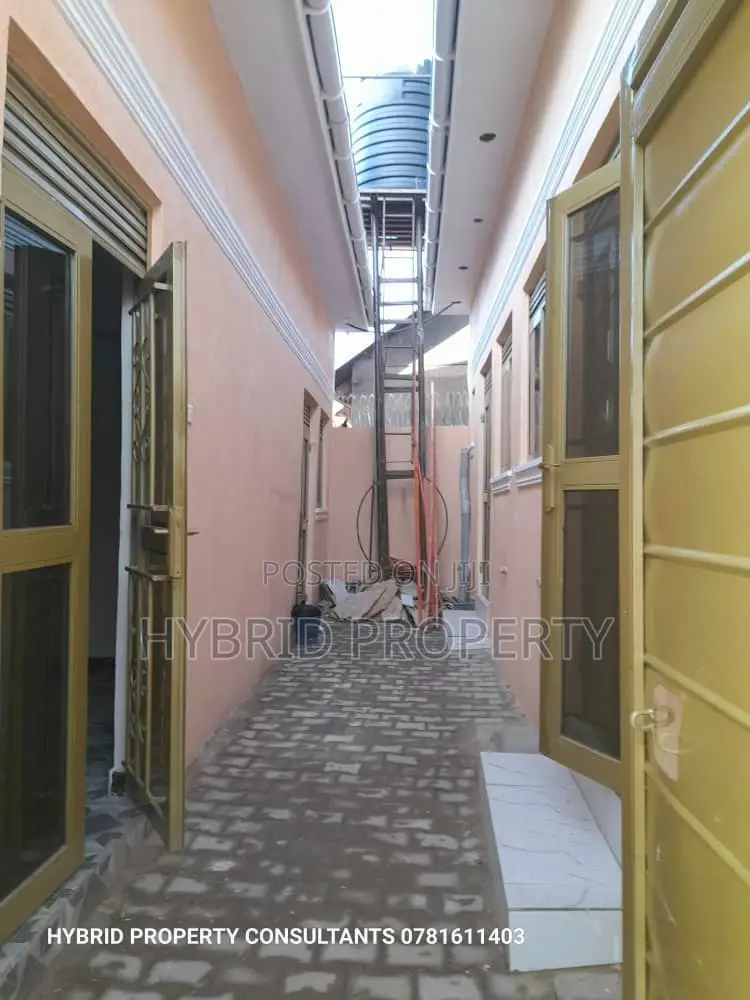 8bdrm Apartment in Kasubi Town Along, Rubaga for sale in Rubaga