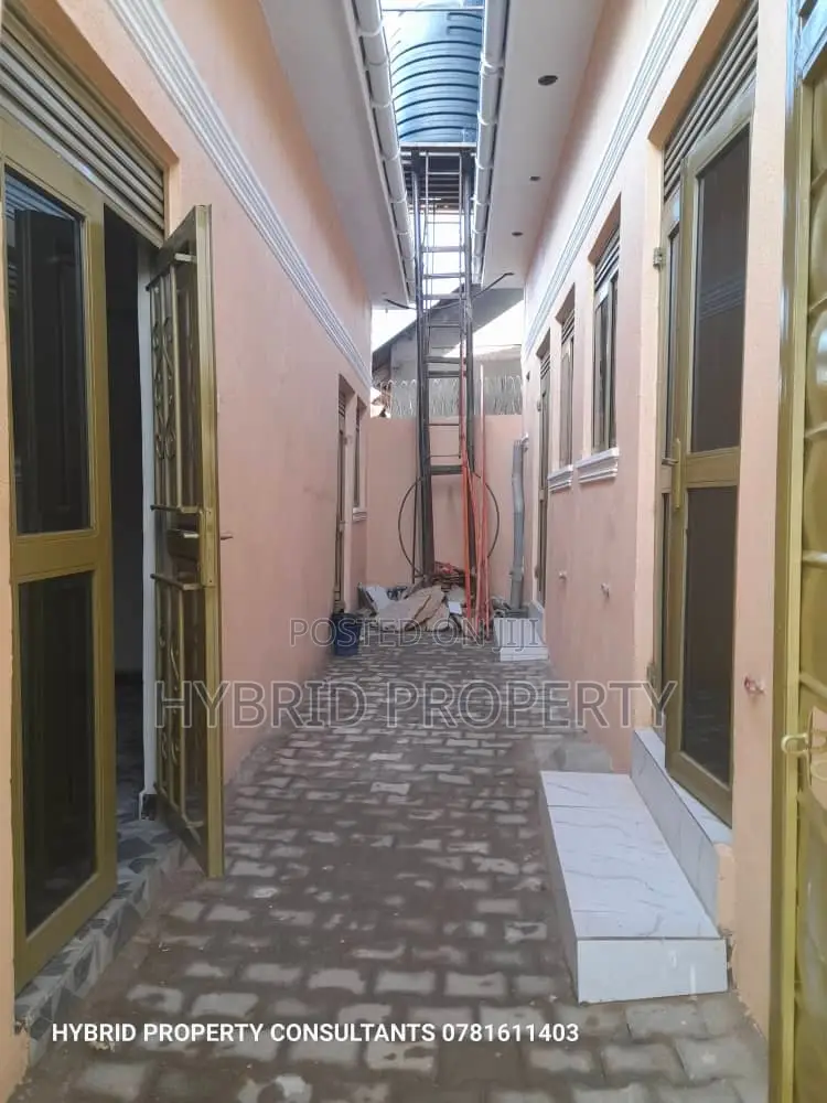 8bdrm Apartment in Kasubi Town Along, Rubaga for sale in Rubaga
