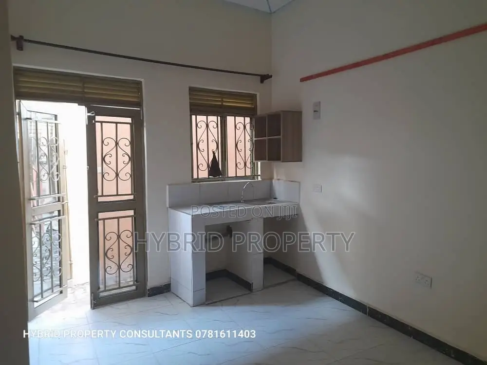 8bdrm Apartment in Kasubi Town Along, Rubaga for sale in Rubaga