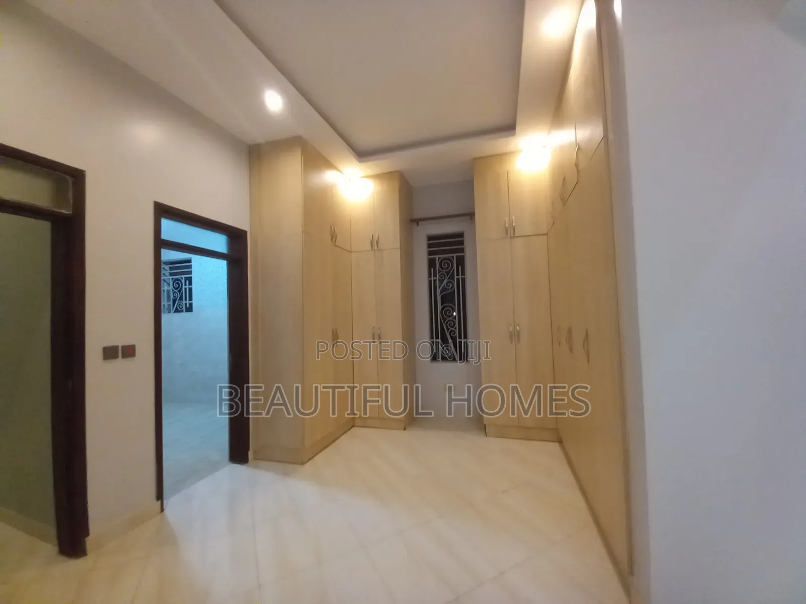 Furnished 7bdrm Mansion in Kira Rich for sale in Kira