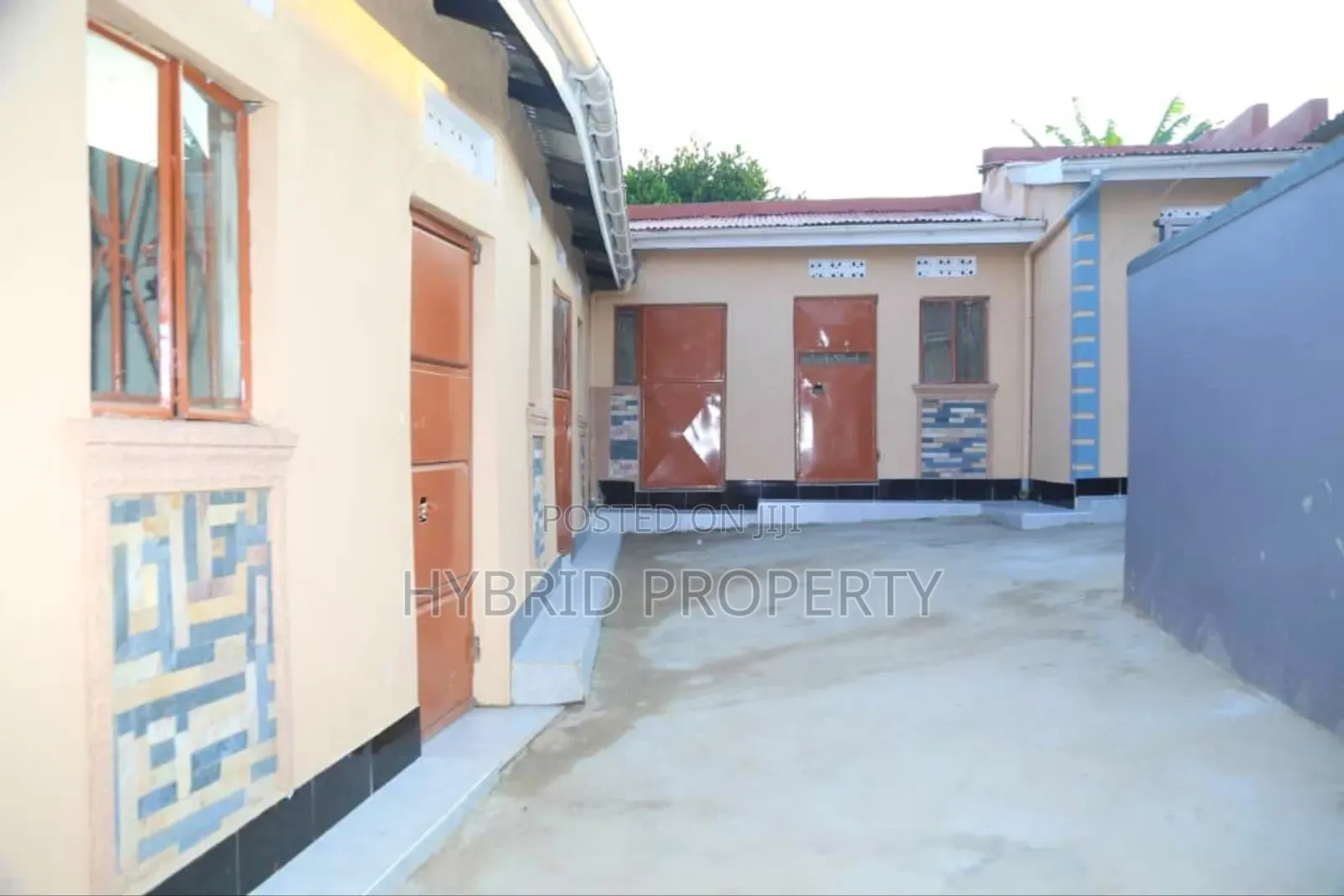 8bdrm Apartment in Nansana Along for sale in Wakiso / Wakiso