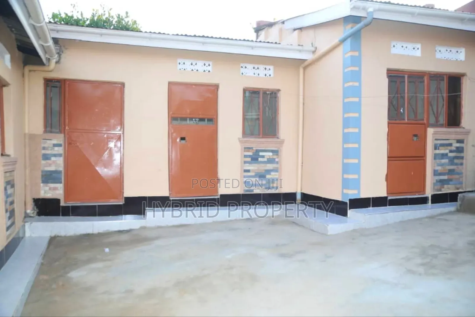 8bdrm Apartment in Nansana Along for sale in Wakiso / Wakiso