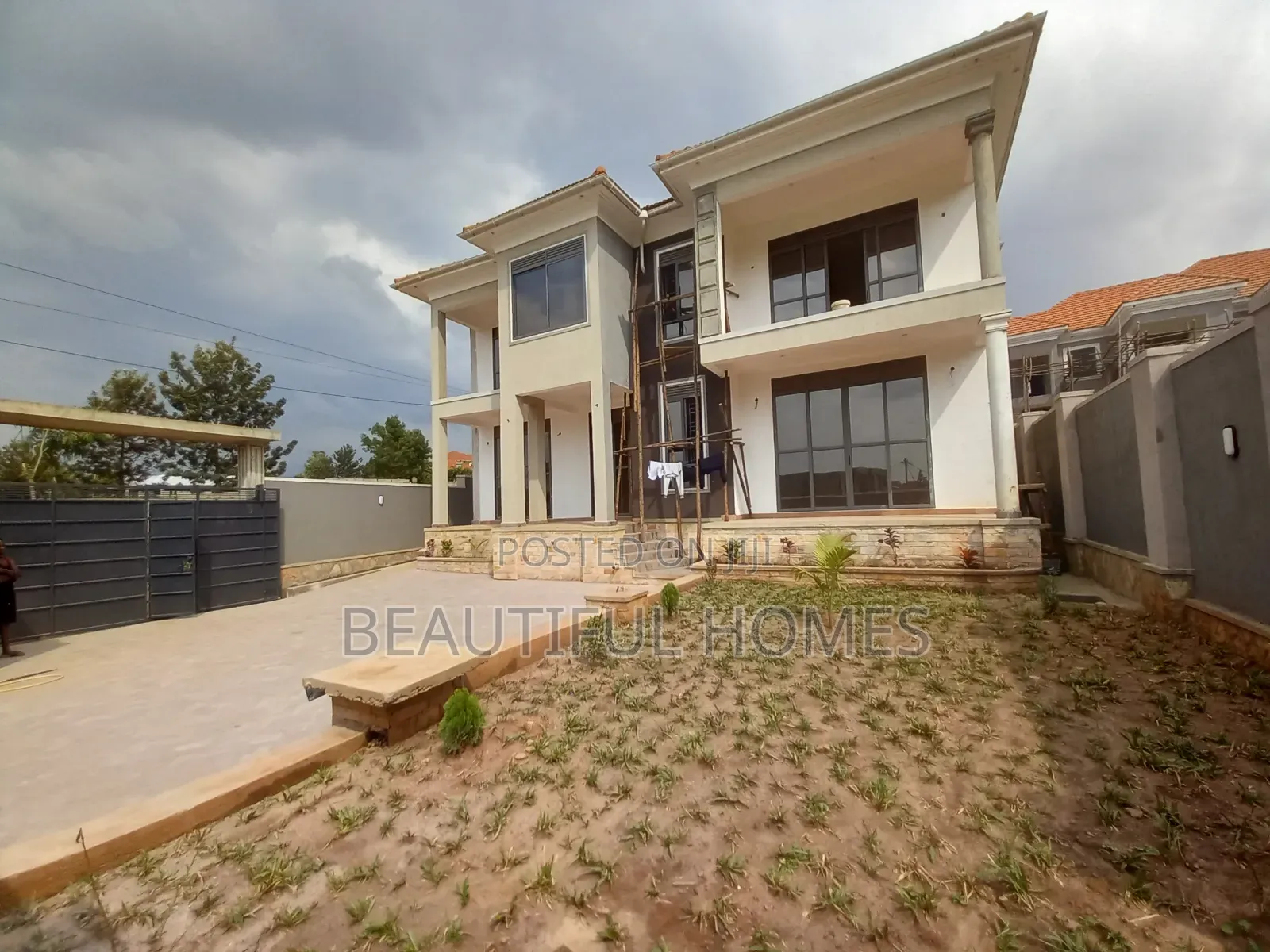 Furnished 6bdrm Mansion in Kira Rich for sale in Kira