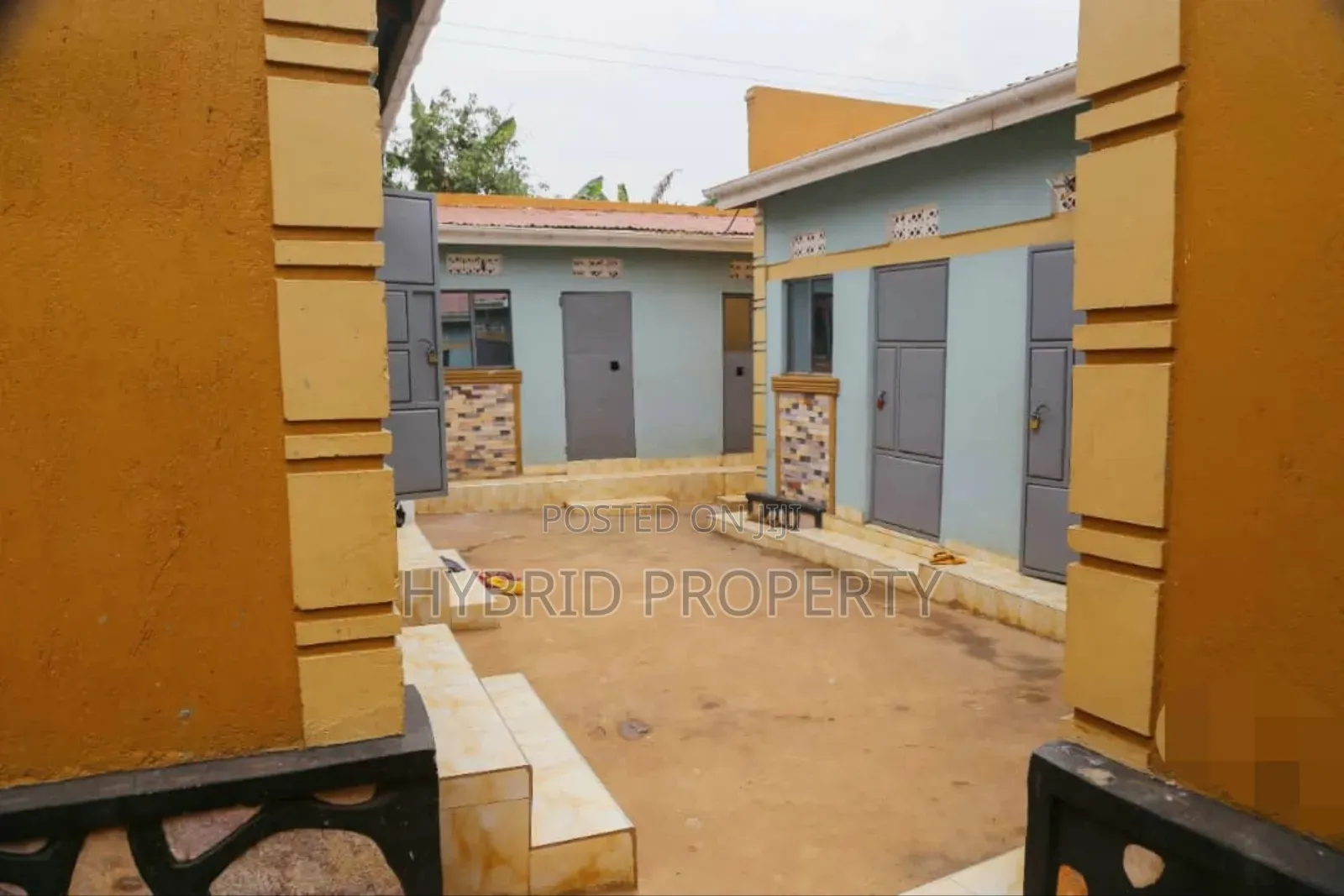 8bdrm Apartment in Nansana Along for sale in Wakiso / Wakiso