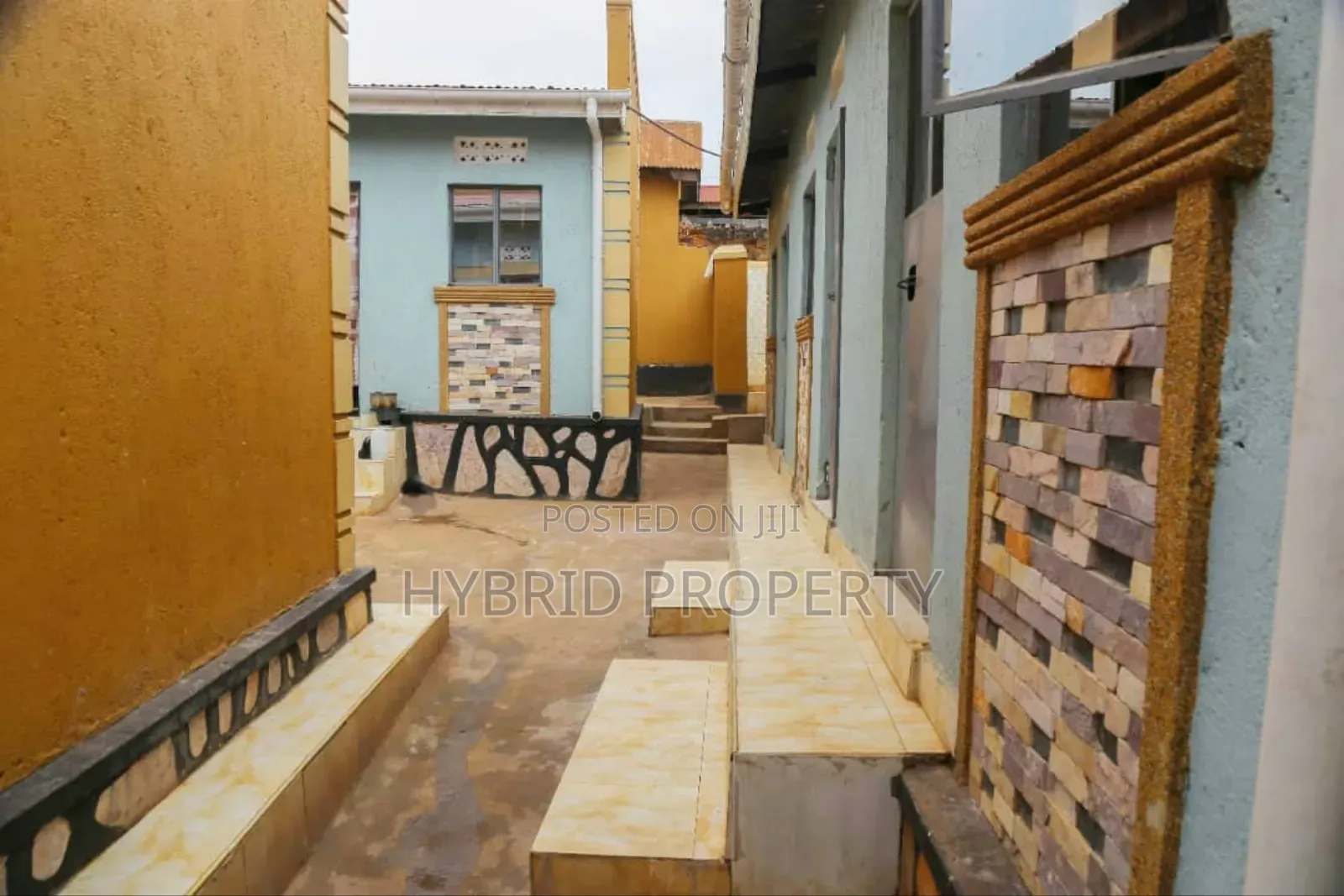 8bdrm Apartment in Nansana Along for sale in Wakiso / Wakiso