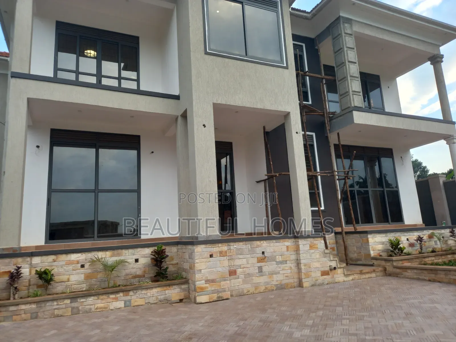 Furnished 5bdrm Mansion in Kira Corporate for sale in Kira
