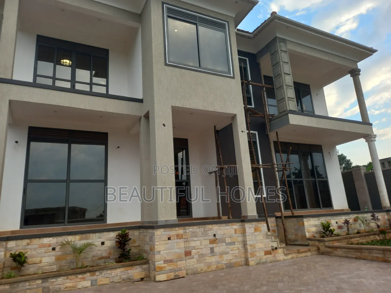Furnished 5bdrm Mansion in Kira Corporate for sale in Kira