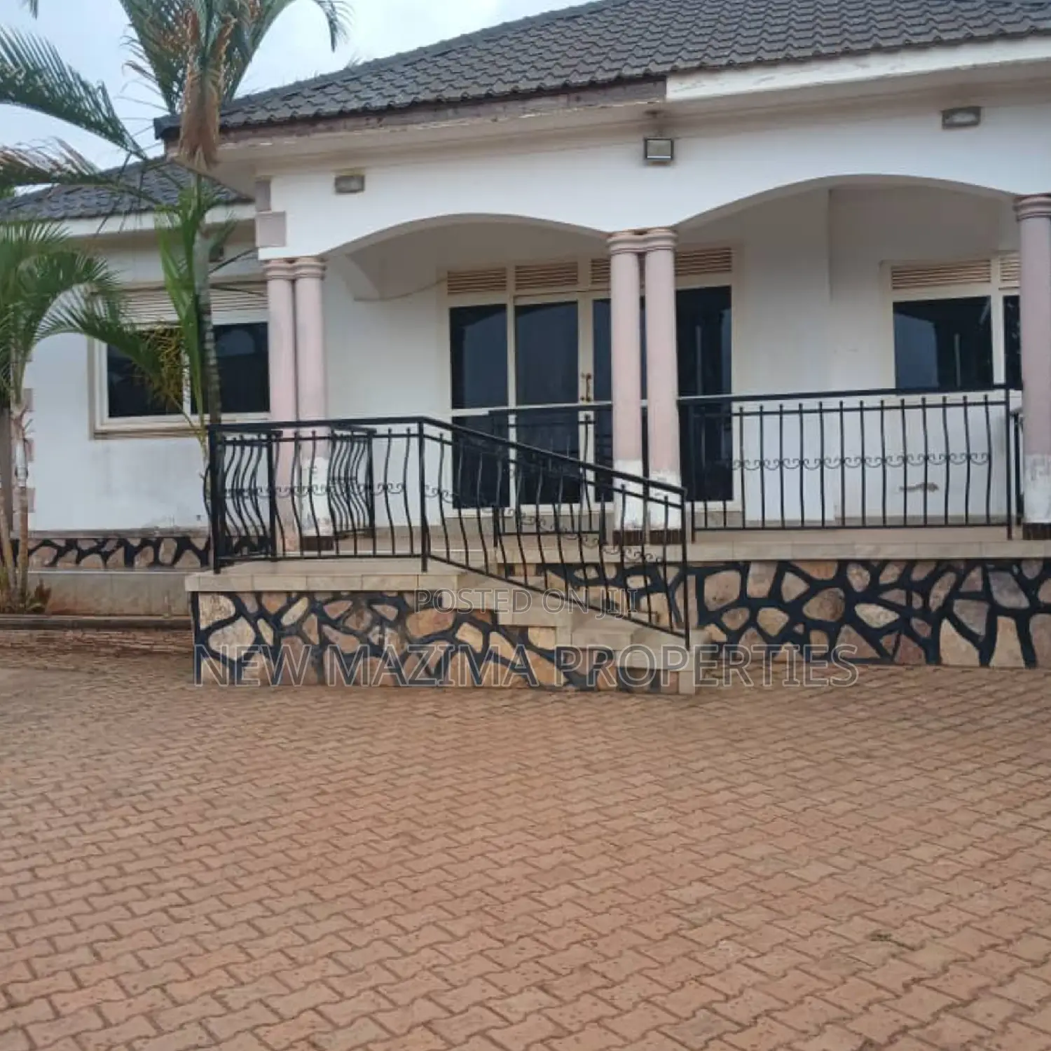 3bdrm Bungalow in Seguku Ntebe Rd, Division A for sale in Division A