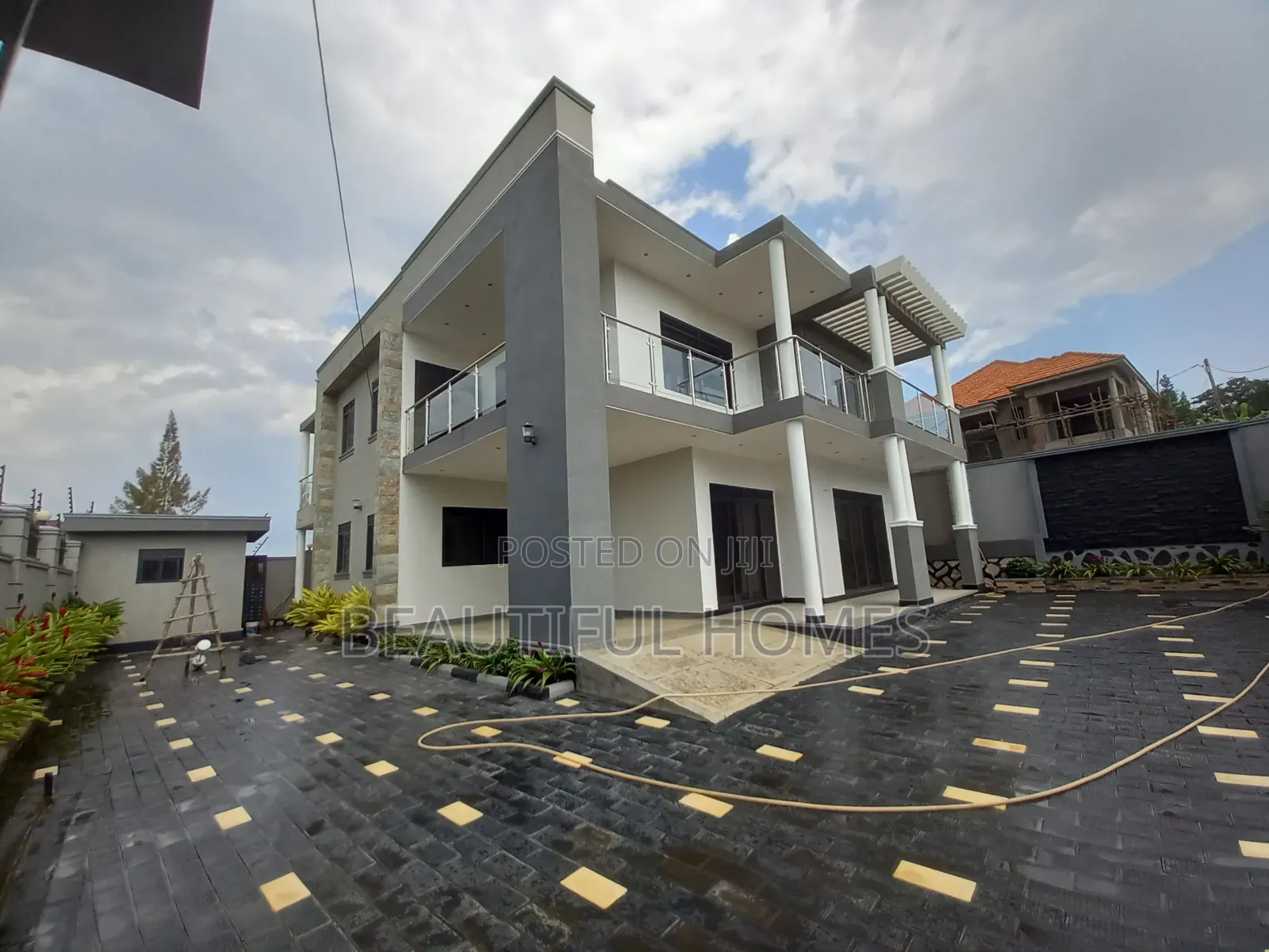 Furnished 5bdrm Duplex in Kira Rich for sale in Kira