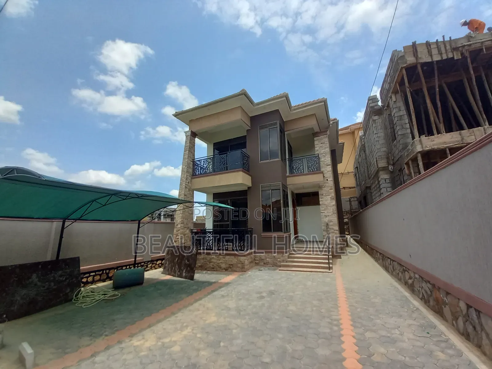 Furnished 4bdrm Duplex in Kira Modern Tarmack for sale in Kira