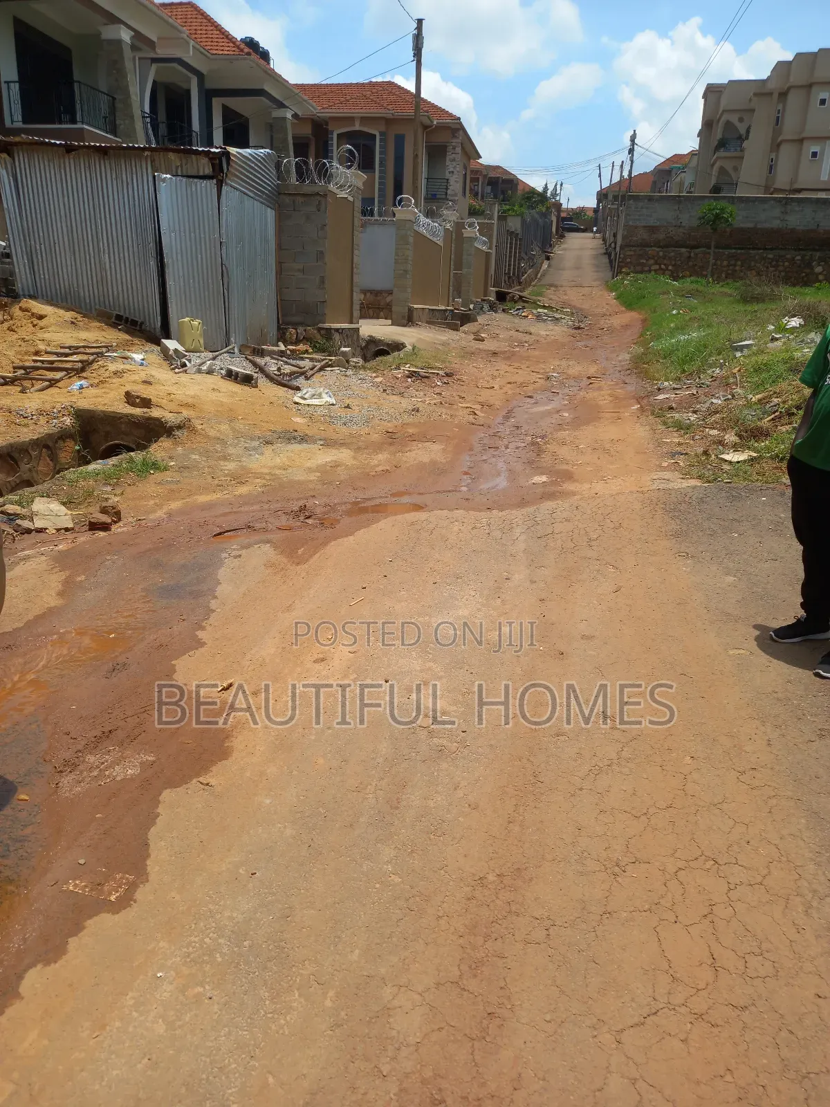 Furnished 4bdrm Duplex in Kira Modern Tarmack for sale in Kira