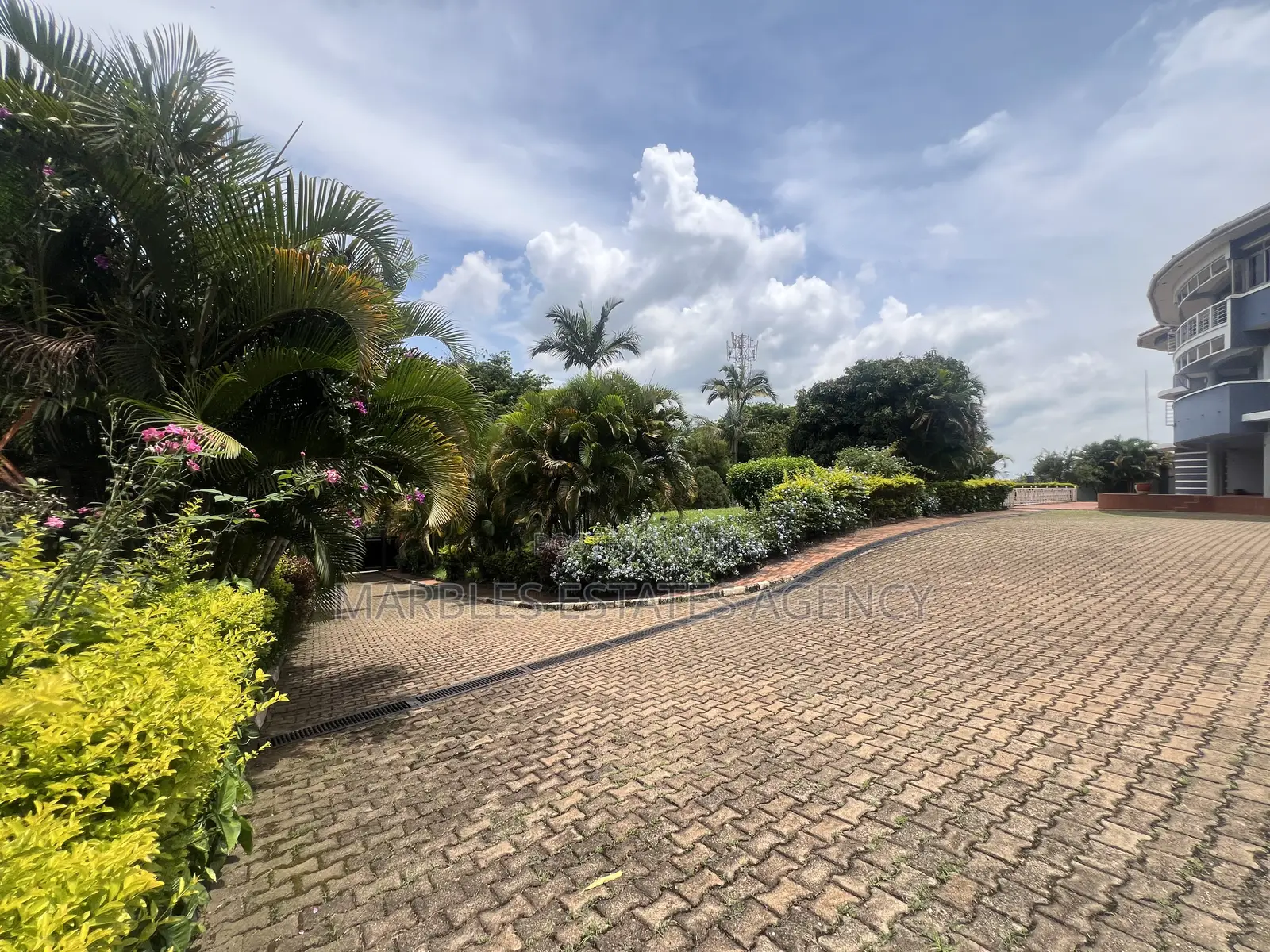 Furnished 10bdrm Bungalow in Mutungo, Central Division for rent in Central Division