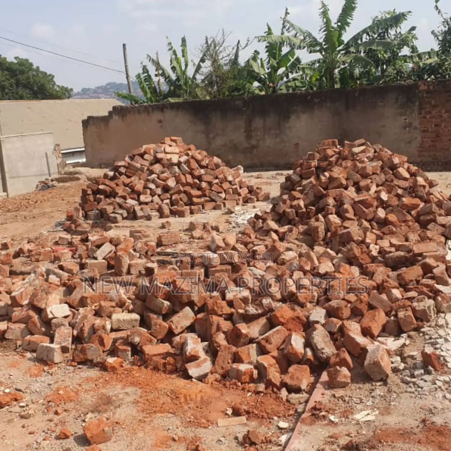 18 Decimals on Forced Sale in Heart of Kabowa With Tarmac Rd in Division A