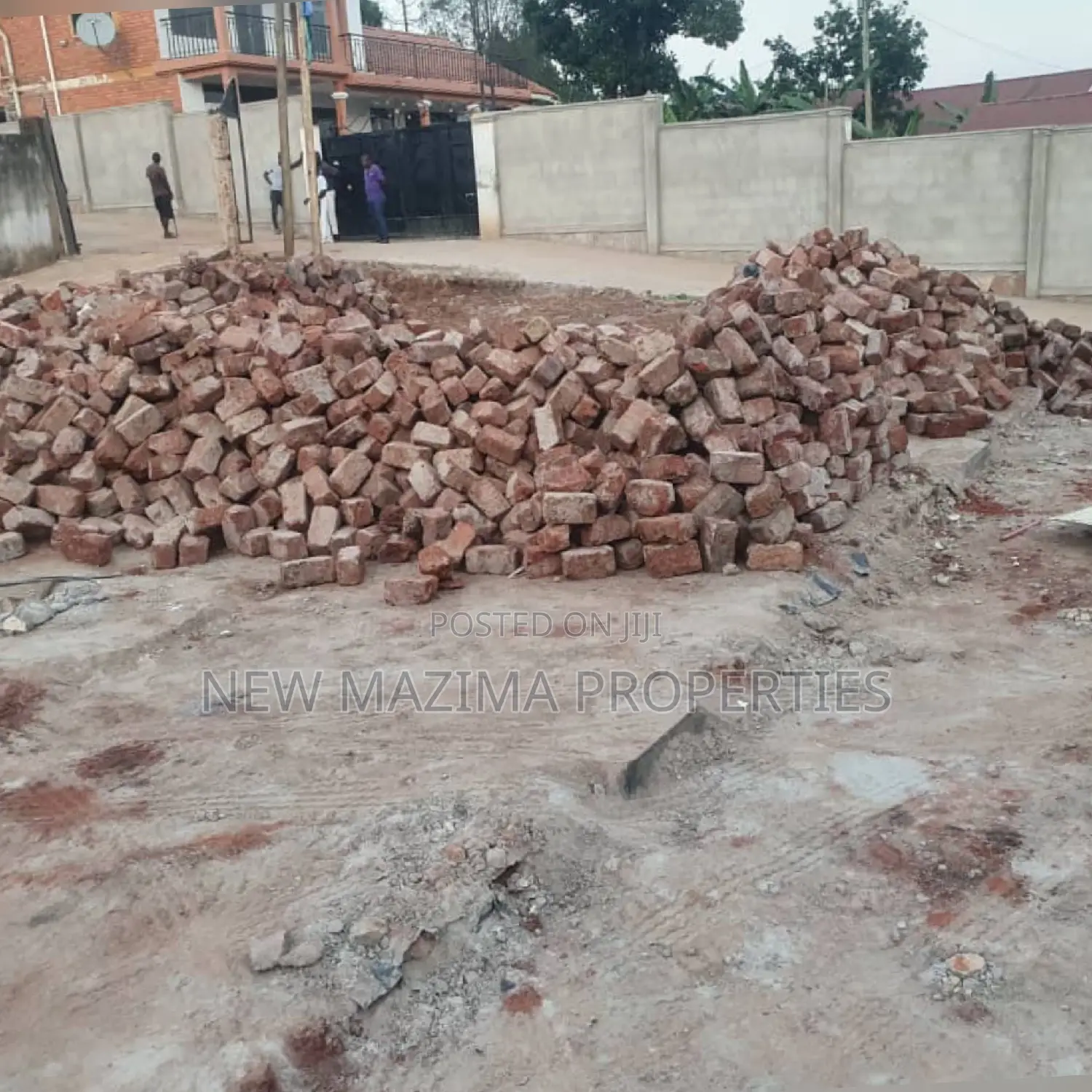 18 Decimals on Forced Sale in Heart of Kabowa With Tarmac Rd in Division A