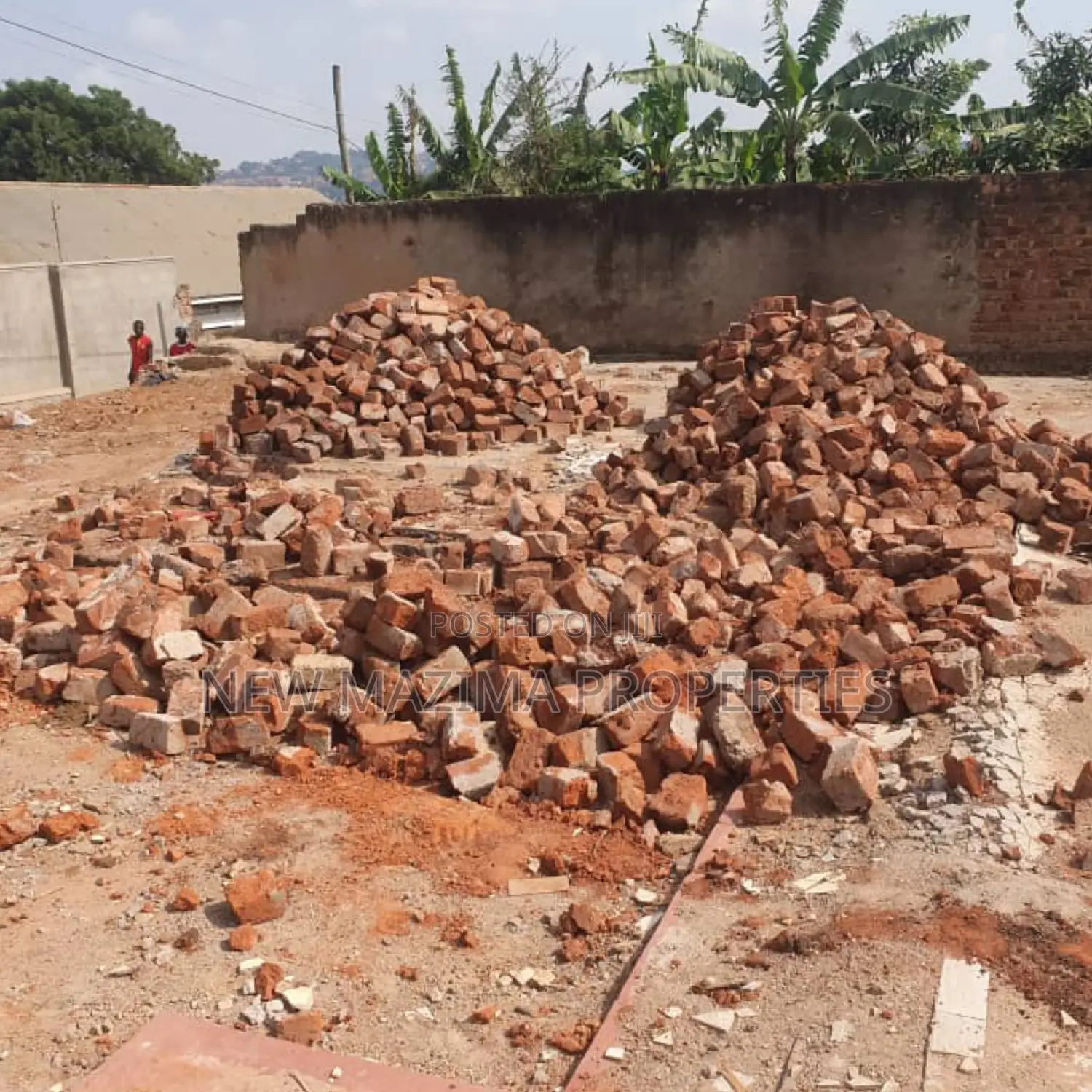 18 Decimals on Forced Sale in Heart of Kabowa With Tarmac Rd in Division A