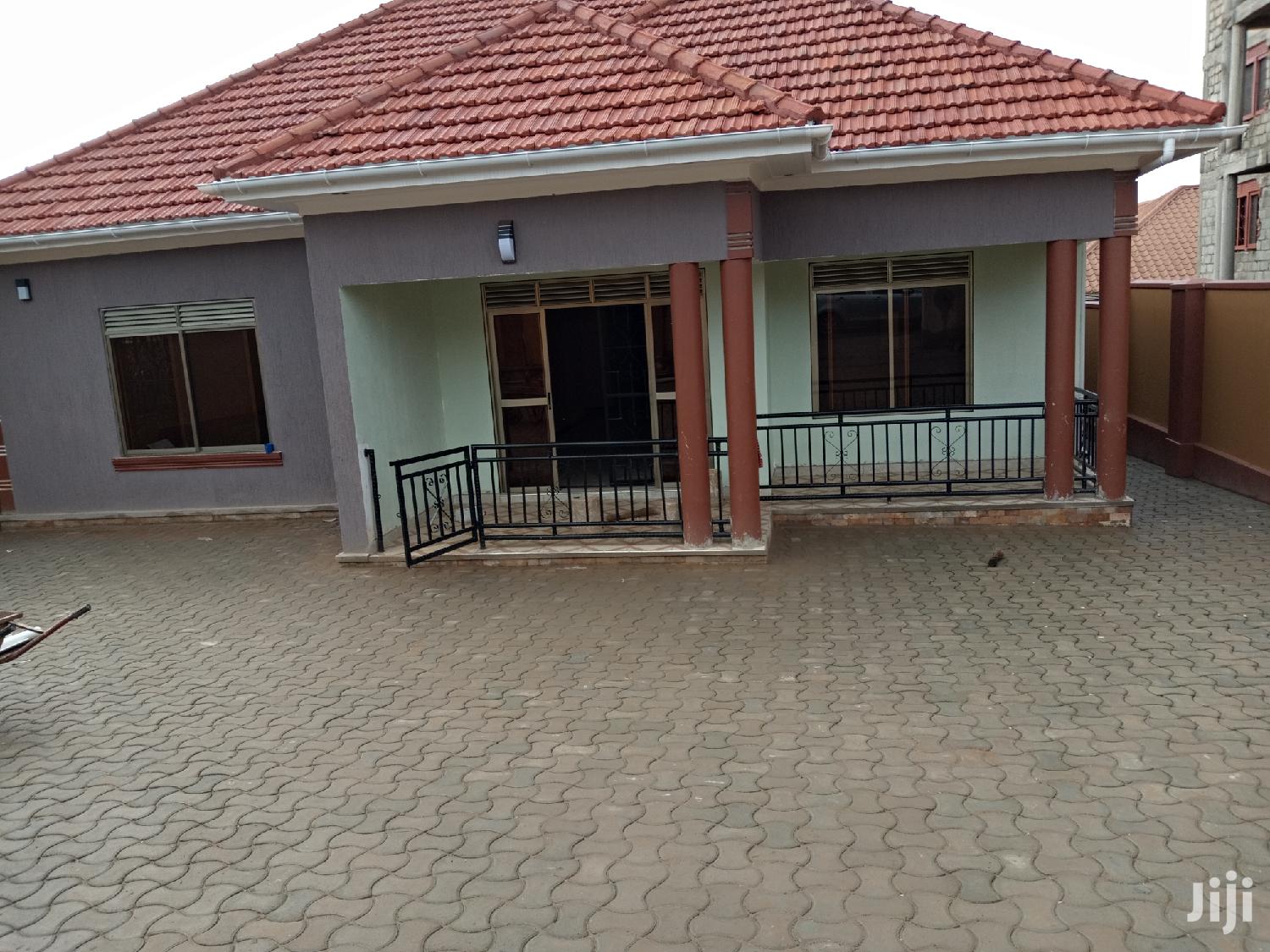 Namugongo Buto Tarmacked Neighborhood House for Sell in Kampala