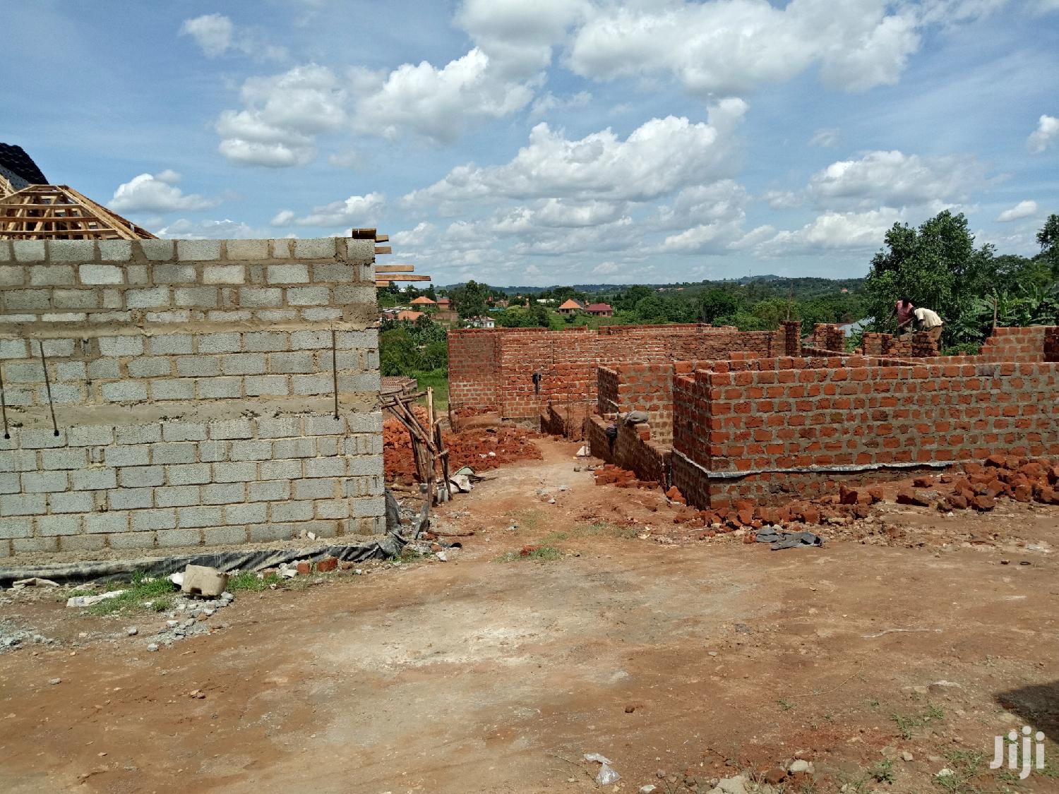 Kira Kimwani 25 Decimals Near Tarmack Awesome Land on Sell in Kampala