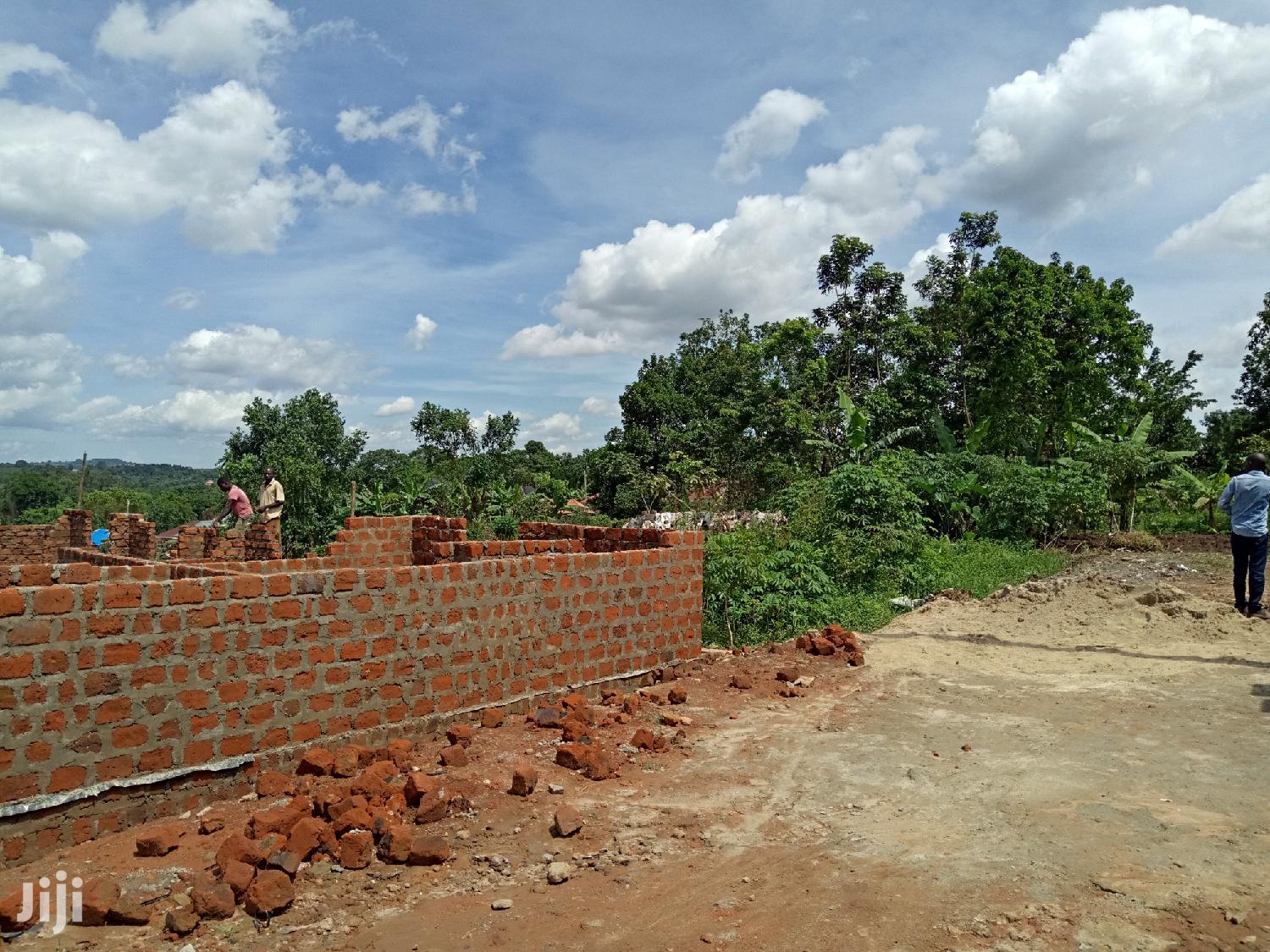 Kira Kimwani 25 Decimals Near Tarmack Awesome Land on Sell in Kampala