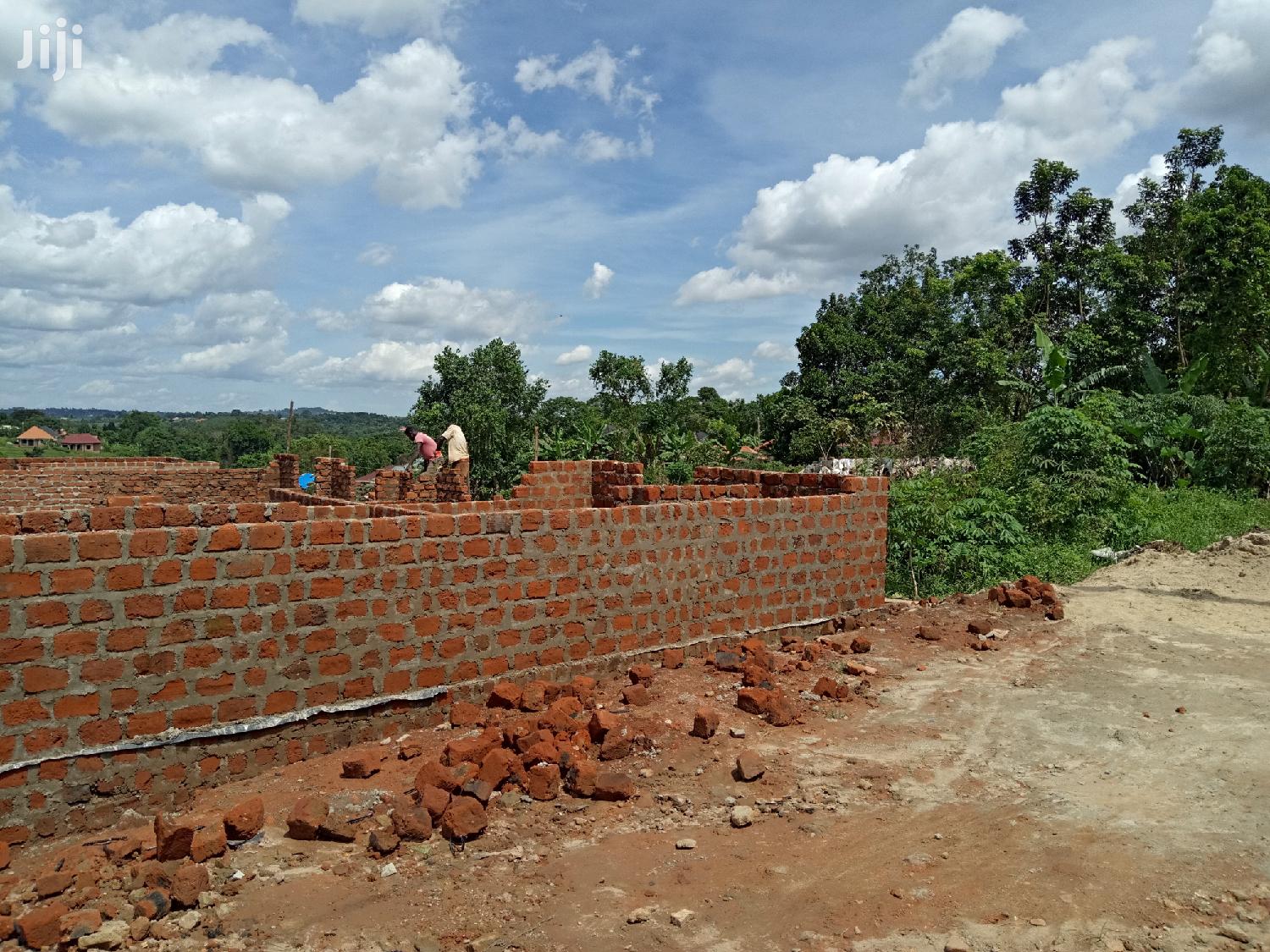 Kira Kimwani 25 Decimals Near Tarmack Awesome Land on Sell in Kampala