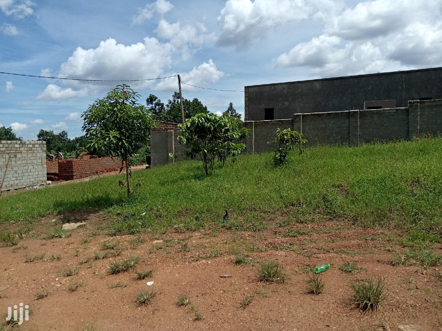 Kira Kimwani 25 Decimals Near Tarmack Awesome Land on Sell in Kampala