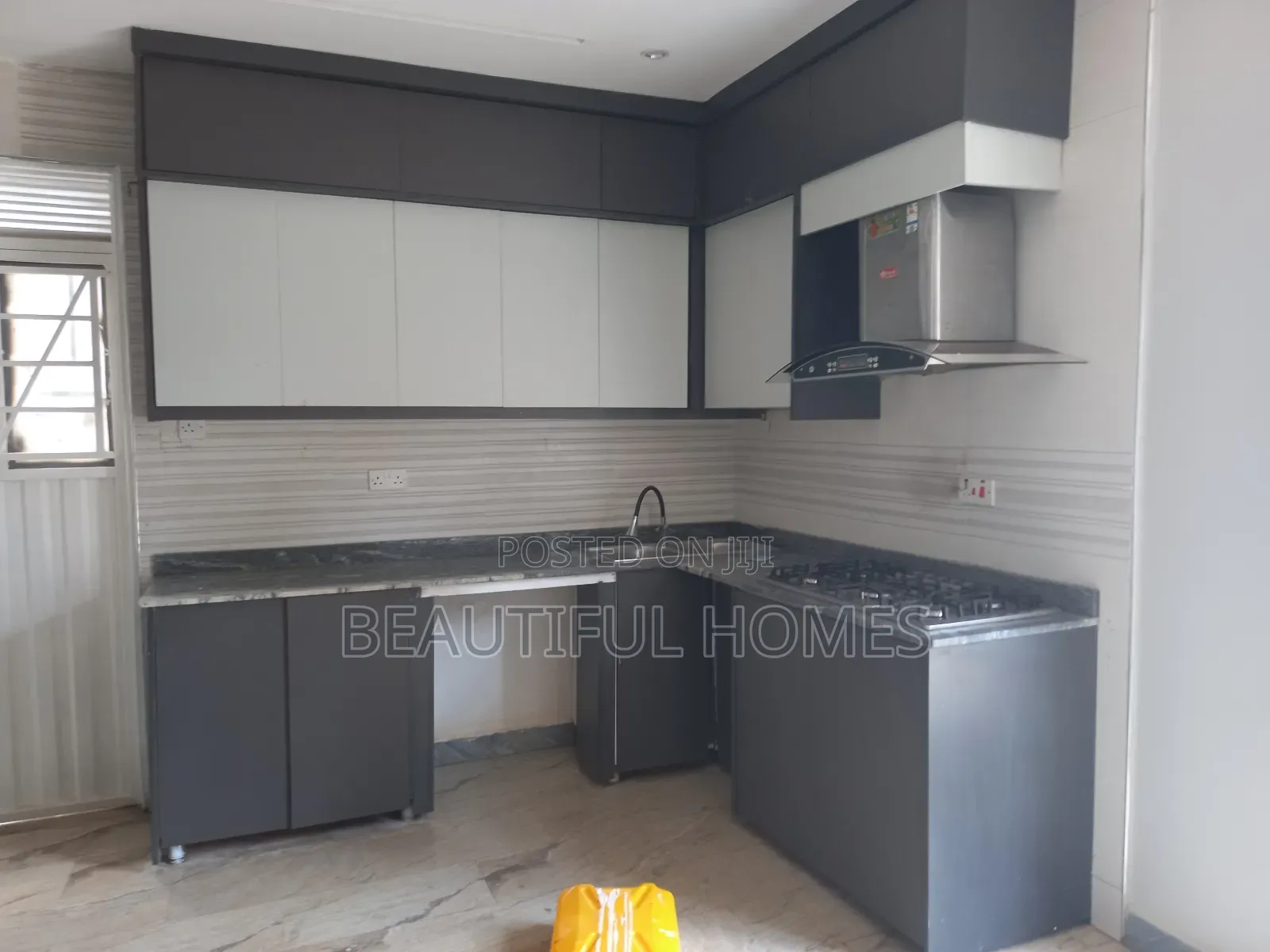 Furnished 4bdrm Duplex in Kira All Tarmack for sale in Kira