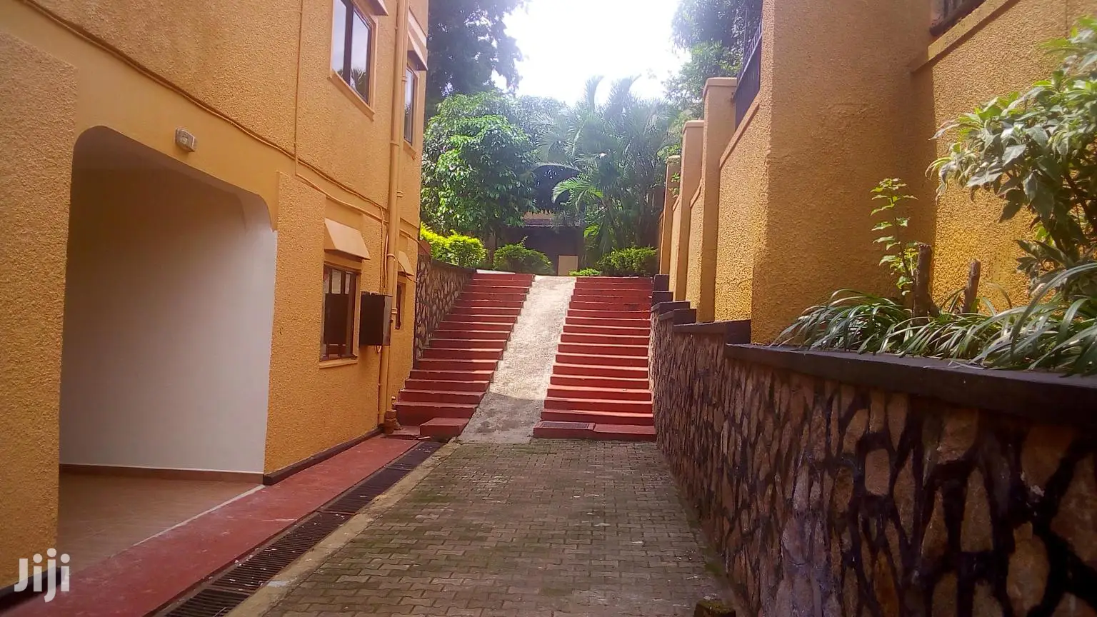 Five Bedroom House In Bugoloobi For Rent in Kampala