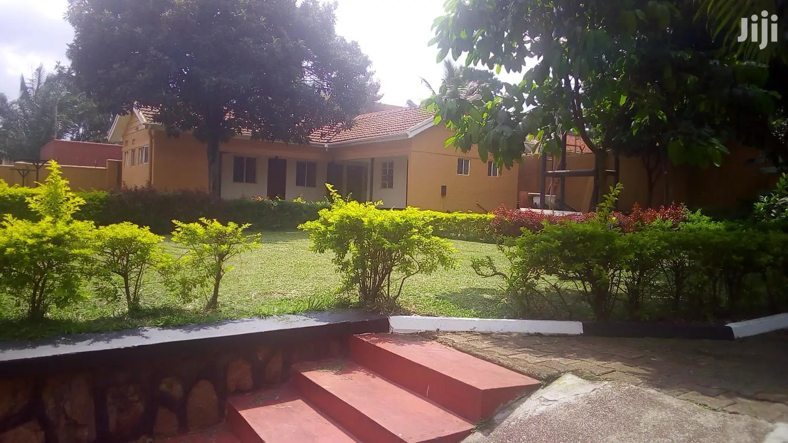 Five Bedroom House In Bugoloobi For Rent in Kampala