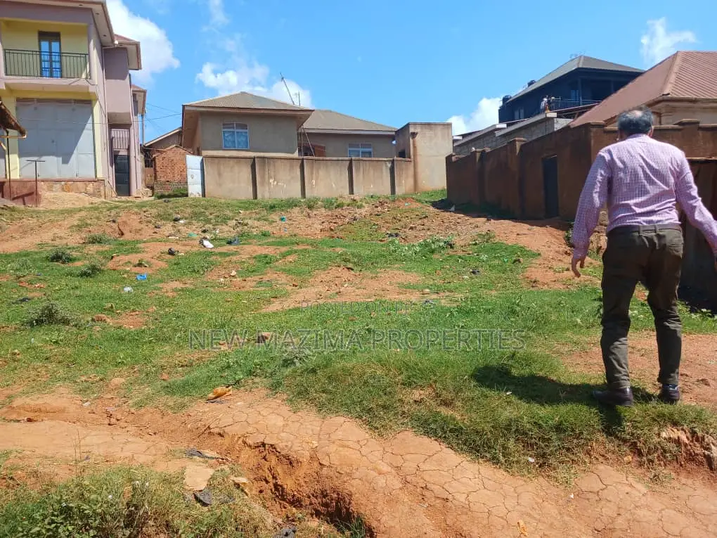 Commercial Plot for Commercial Shops Quicksale Busabaala Rd in Division A