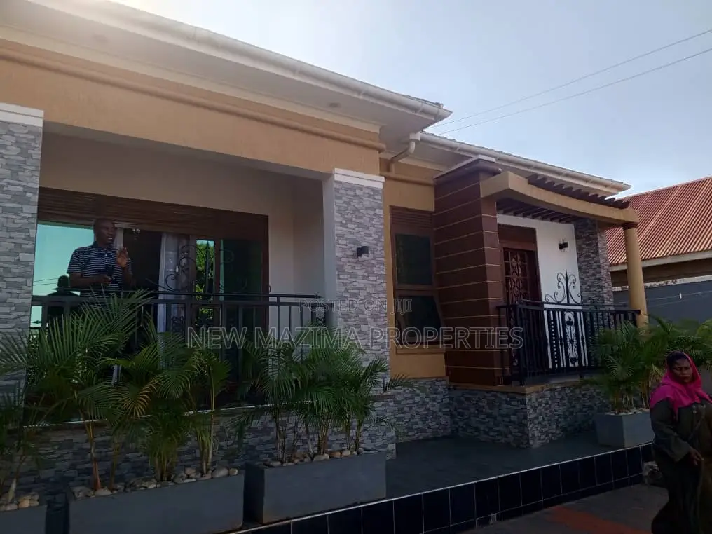 3bdrm House in Kajjansi Ntebe Rd, Division A for sale in Division A