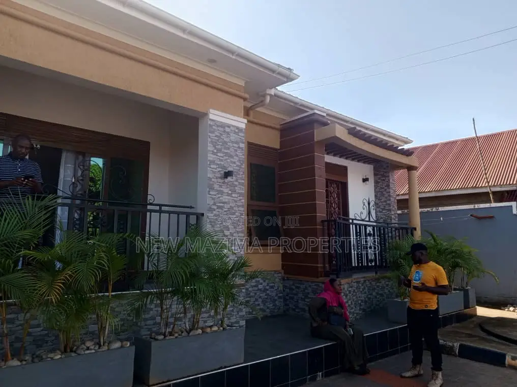 3bdrm House in Kajjansi Ntebe Rd, Division A for sale in Division A