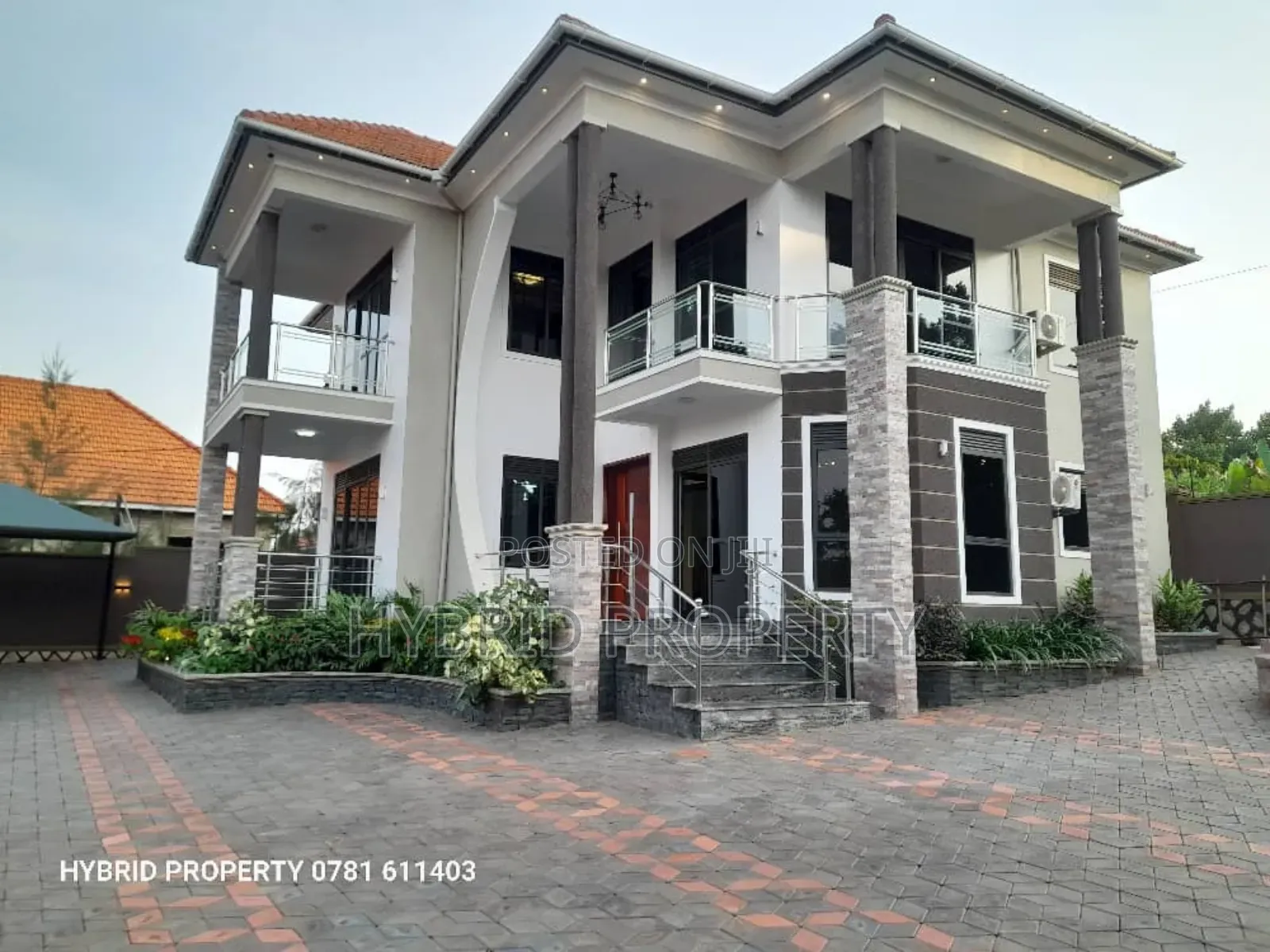 5bdrm Penthouse in Wakiso Town Along for sale in Wakiso / Wakiso