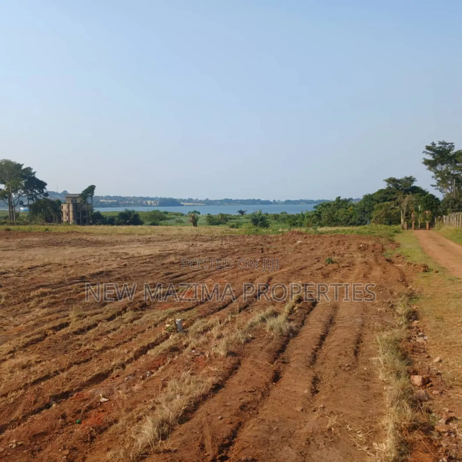 Plots With Million View of Lake Quicksale of Kawuku Ntebe Rd in Central Division