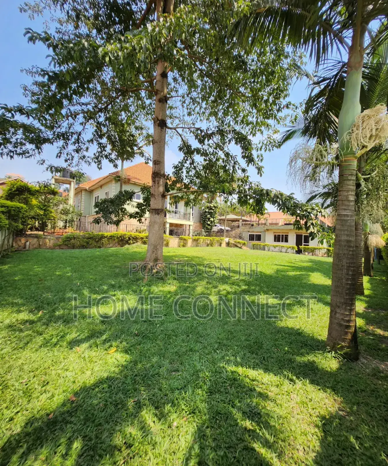 4bdrm Bungalow in Muyenga Kiwafu Road, Central Division for rent in Central Division