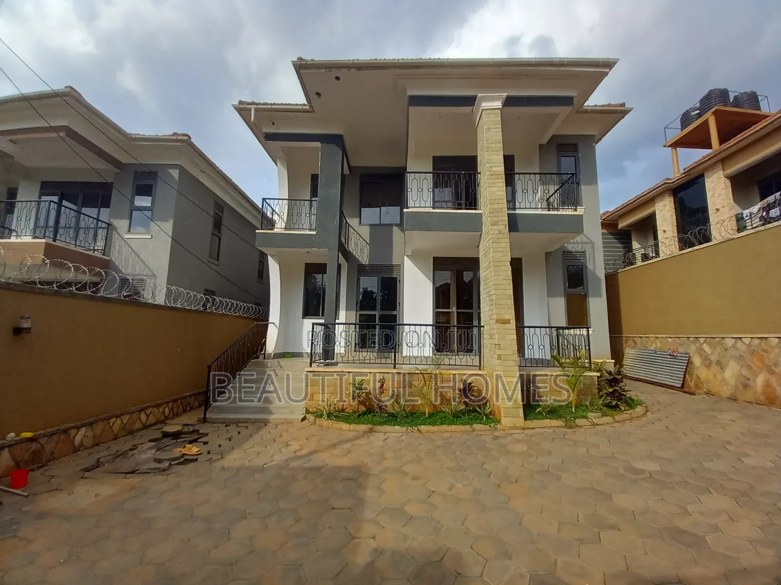 Furnished 4bdrm Duplex in Kira Tarmack for sale in Kira