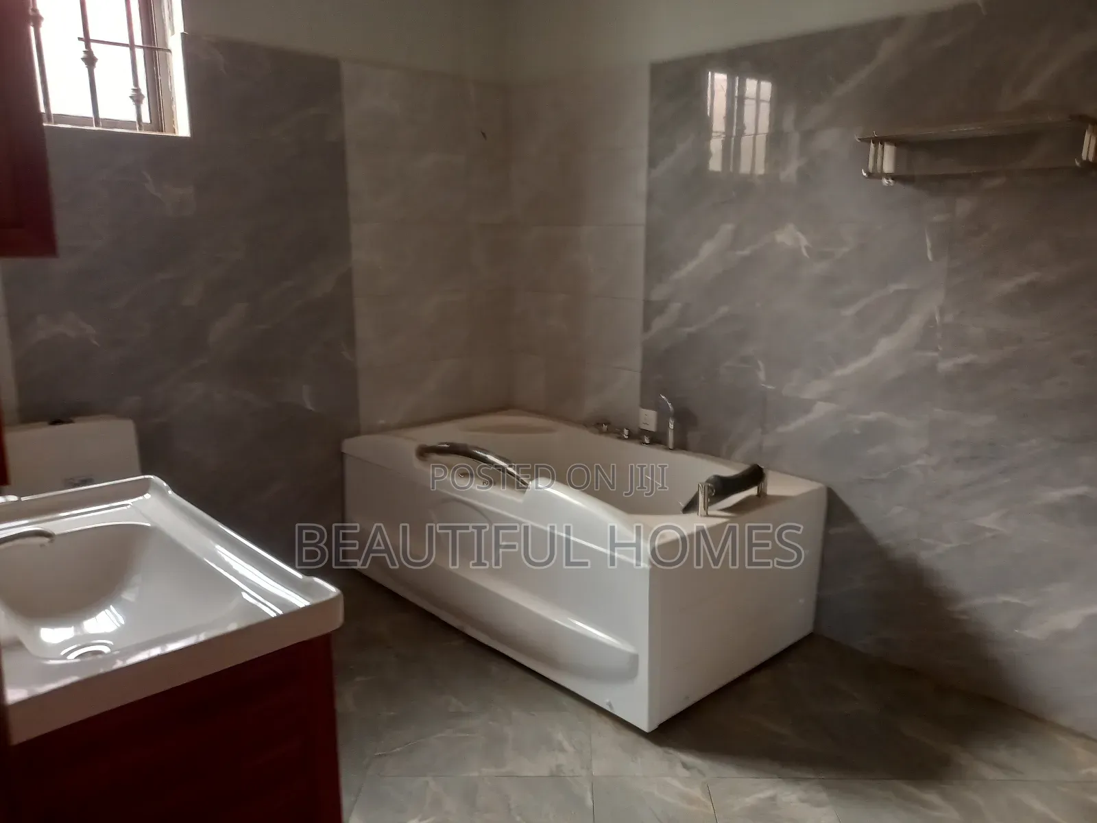 Furnished 4bdrm Duplex in Kira Tarmack for sale in Kira