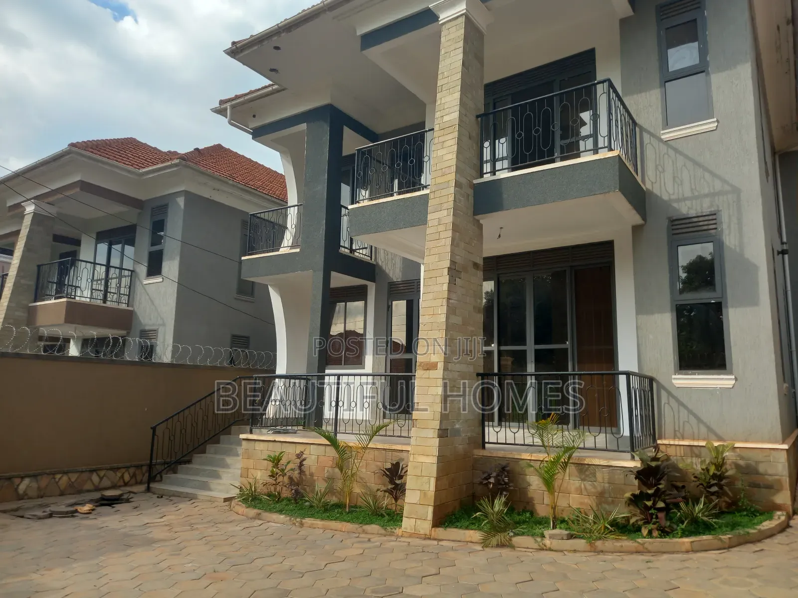 Furnished 4bdrm Duplex in Kira Tarmack for sale in Kira