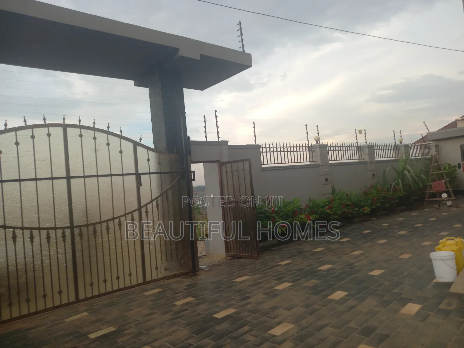 Furnished 5bdrm Duplex in Kira for sale in Kira