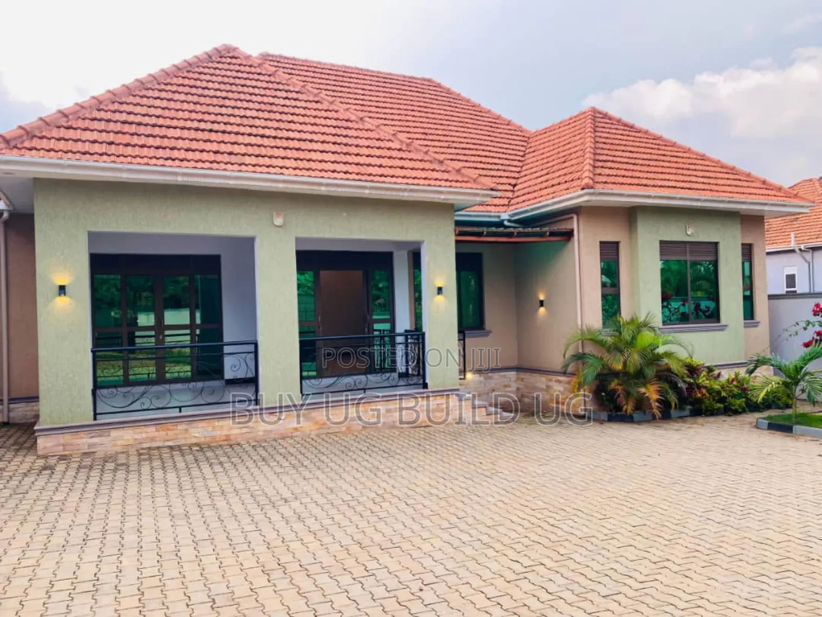 4bdrm Penthouse in Kitende Entebbe Road, Central Division for sale in Central Division