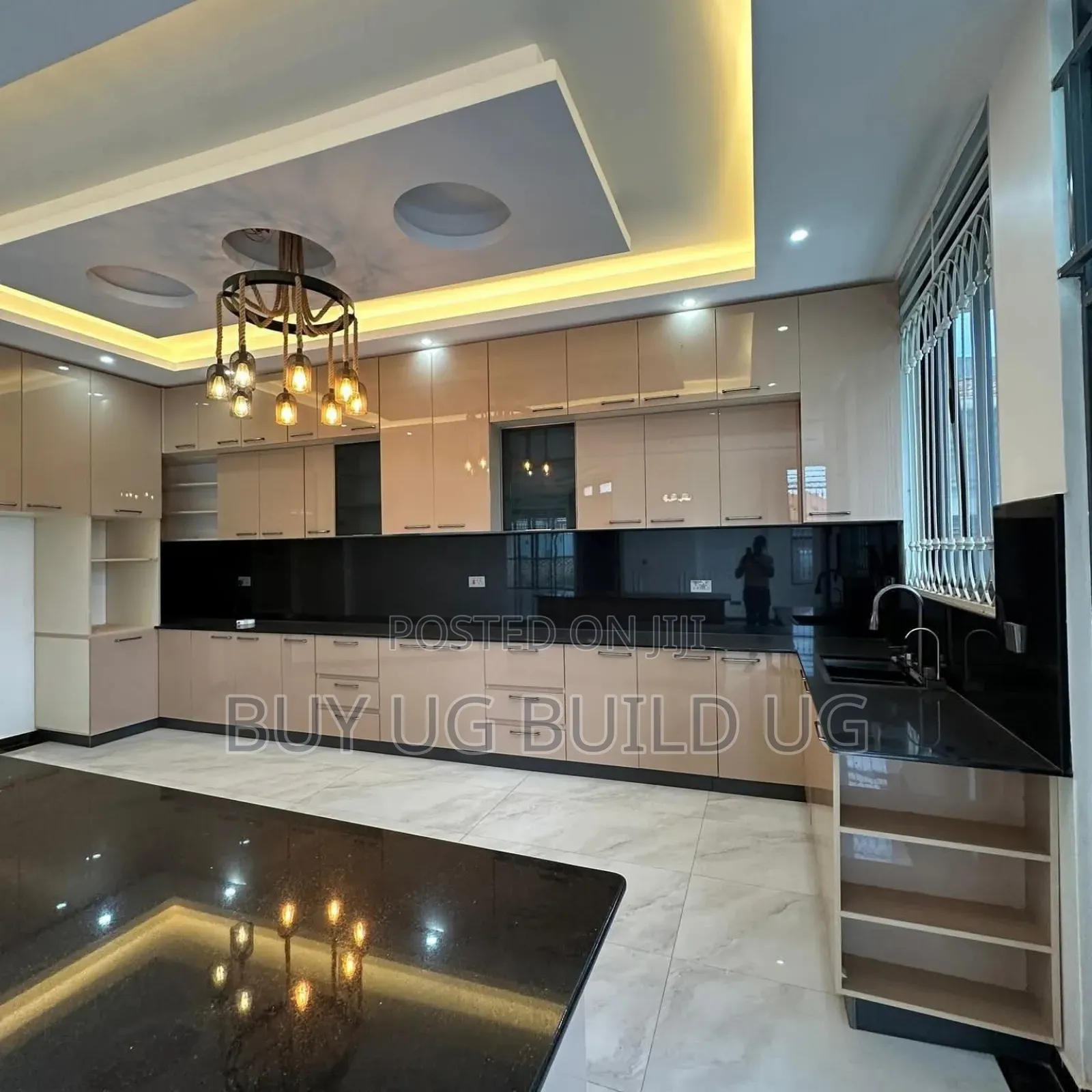 6bdrm Maisonette in Kira Mamelto Road, Central Division for sale in Central Division