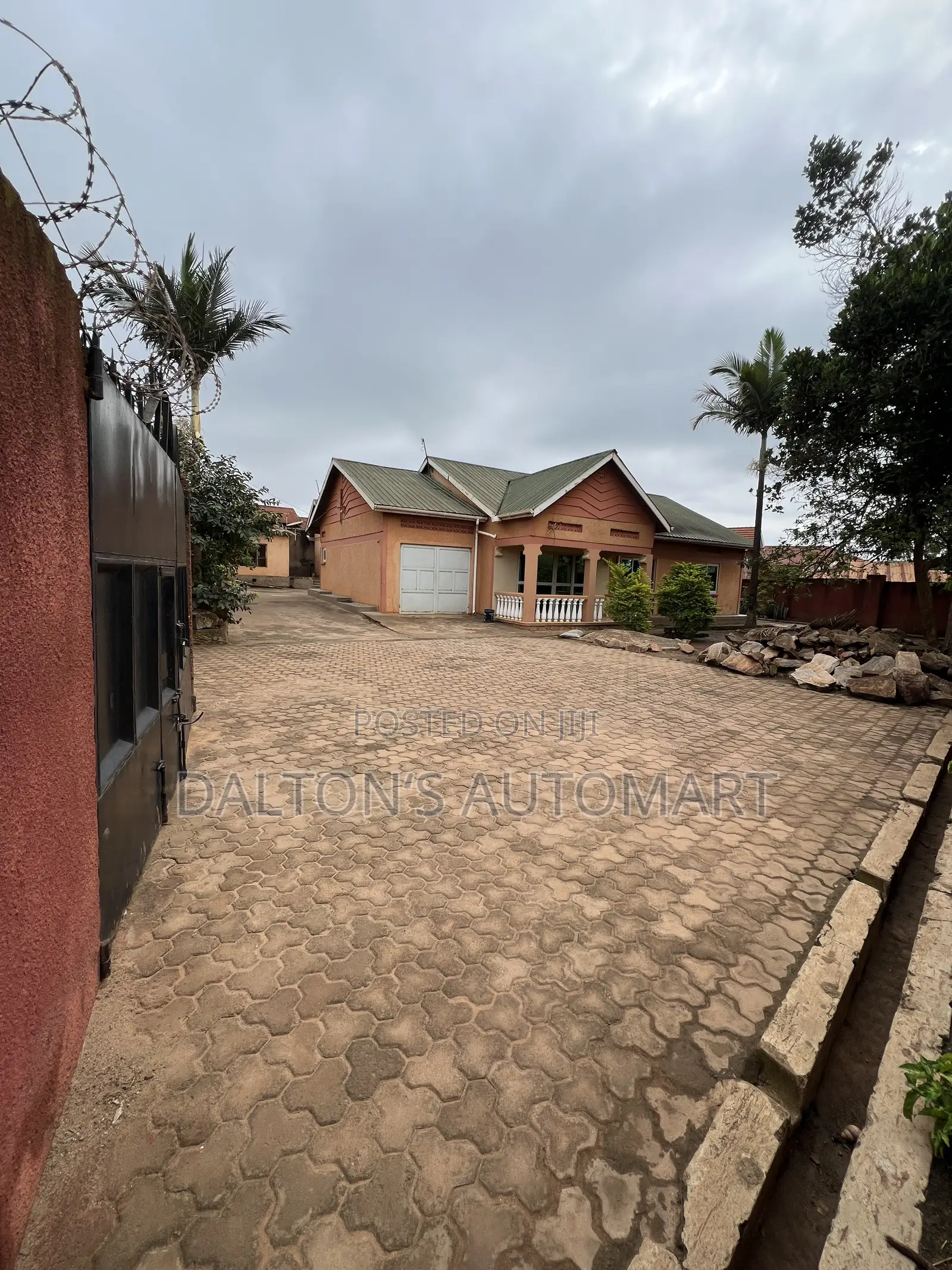 3bdrm Bungalow in Bweyogerere Central, Kira for sale in Kira