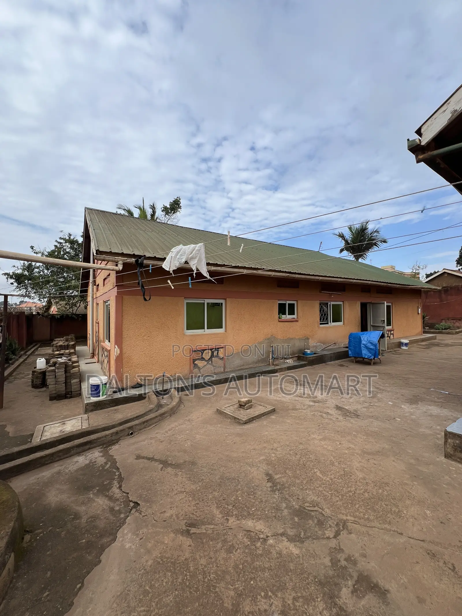 3bdrm Bungalow in Bweyogerere Central, Kira for sale in Kira