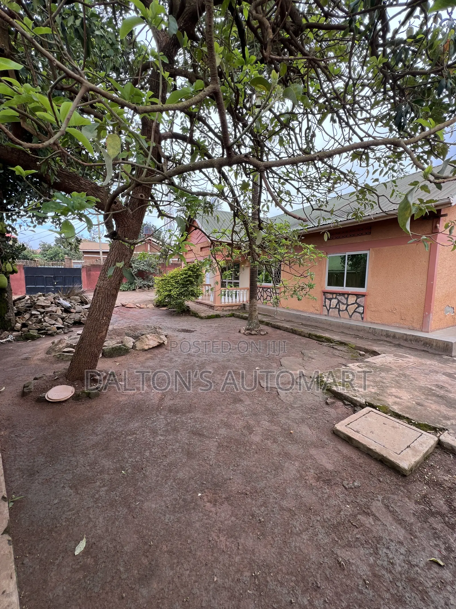 3bdrm Bungalow in Bweyogerere Central, Kira for sale in Kira